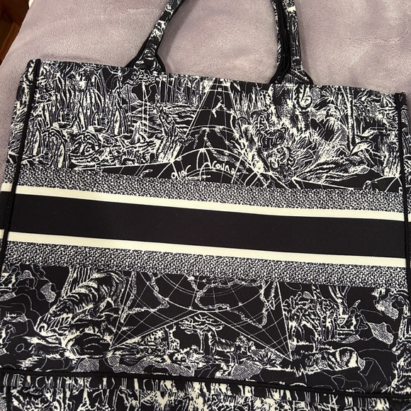 Black and White Tote - Picture 3 of 4